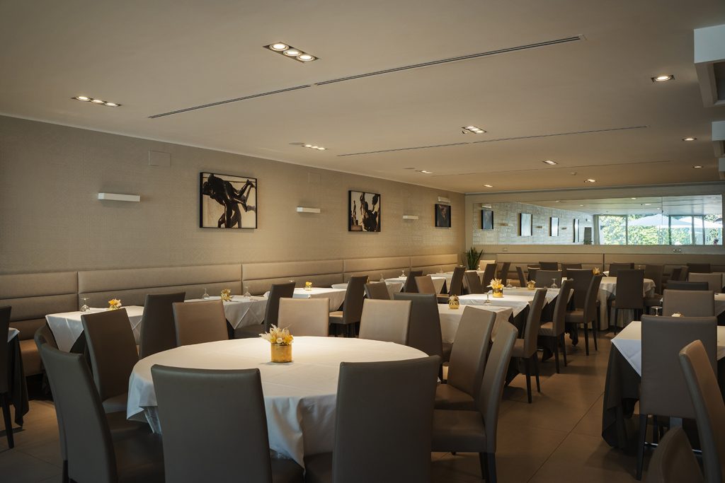 Sala del ristorante affacciata sul giardino, pronta per un evento